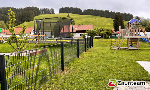 Doppelstabmatten schwer feuerverzinkt und anthrazit beschichtet mit Pfosten 60 x 40 mit Abdeckleisten einbetoniert wurde in Weitnau von Zaunteam Allgäu, Bad Hindelang - Unterjoch im Jahr 2024 erstellt.