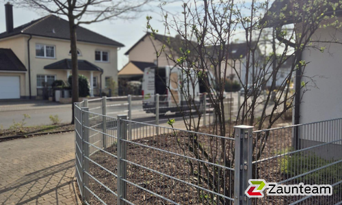 Doppelstabmatten schwer verzinkt mit Pfosten 40x60 verzinkt mit Abdeckleisten einbetoniert wurde in Alzenau von Zaunteam Main-Kinzig, Langenselbold im Jahr 2026 erstellt.