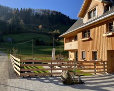 Bohlenzaun Lärche natur wurde in Nesslau von Zaunteam Toggenburg, Ebnat-Kappel im Jahr 2024 erstellt.