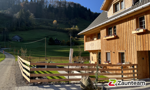 Bohlenzaun Lärche natur wurde in Nesslau von Zaunteam Toggenburg, Ebnat-Kappel im Jahr 2024 erstellt.