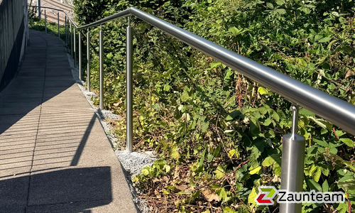 Edelstahl Handlauf geneigt einbetoniert wurde in Horgen von Zaunteam Zürich, Dietikon im Jahr 2026 erstellt.