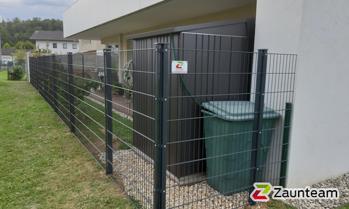 Doppelstabmatten leicht vorverzinkt und anthrazit beschichtet mit Pfosten 60 x 40 mit Abdeckleisten einbetoniert wurde in Linz von Zaunteam Unteres-Mühlviertel, Bad Zell im Jahr 2021 erstellt.