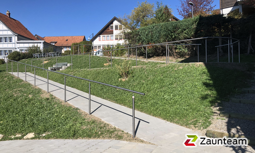 Edelstahl Handlauf geneigt einbetoniert wurde in Rehetobel von Zaunteam Appenzellerland, Wasserauen im Jahr 2018 erstellt.