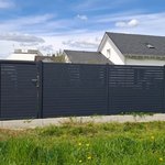 Alu Systemprofil anthrazit mit Aluminiumpfosten vierkant 60 x 60 mm einbetoniert wurde in Wohlen von Zaunteam Aargau, Egliswil im Jahr 2026 erstellt.