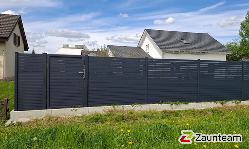 Alu Systemprofil anthrazit mit Aluminiumpfosten vierkant 60 x 60 mm einbetoniert wurde in Wohlen von Zaunteam Aargau, Egliswil im Jahr 2026 erstellt.