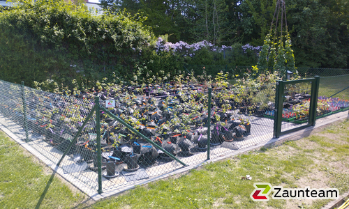 Diagonalgeflecht grün mit Rohrpfosten grün einbetoniert wurde in Braunschweig von Zaunteam Braunschweig, Ilsede im Jahr 2025 erstellt.