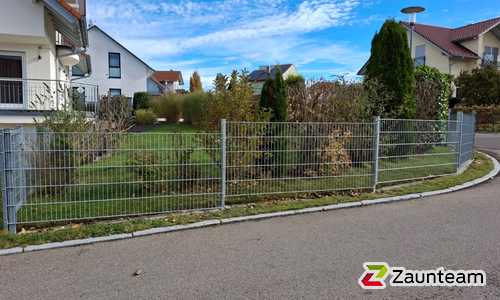Doppelstabmatten schwer verzinkt mit Pfosten 40x60 verzinkt mit Abdeckleisten einbetoniert wurde in Sauldorf von Zaunteam Obere Donau-Bodensee, Sauldorf-Krumbach im Jahr 2025 erstellt.