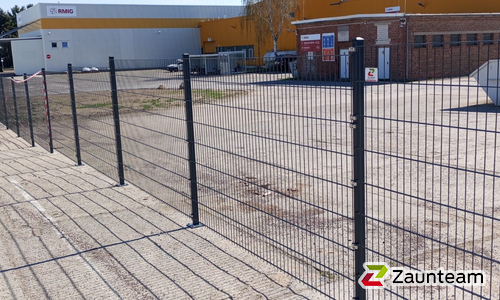 Doppelstabmatten leicht vorverzinkt und anthrazit beschichtet mit Pfosten Vario mit Fussplatte wurde in Raguhn- Jeßnitz von Zaunteam Fläming, Coswig im Jahr 2025 erstellt.