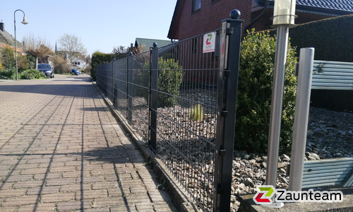 Doppelstabmatten leicht feuerverzinkt und anthrazit beschichtet mit Pfosten 60 x 40 mit Abdeckleisten einbetoniert wurde in Eime von Zaunteam Weser-Leine, Salzhemmendorf im Jahr 2020 erstellt.