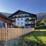 Lärchenzaun Holz vor die Pfosten mit Lärchenkantpfosten 90x90, H-Anker einbetoniert wurde in Bodensdorf von Zaunteam Kärnten-Ost, Bodensdorf im Jahr 2025 erstellt.