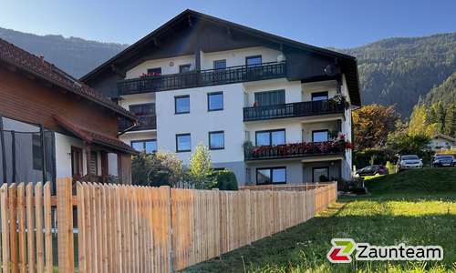 Lärchenzaun Holz vor die Pfosten mit Lärchenkantpfosten 90x90, H-Anker einbetoniert wurde in Bodensdorf von Zaunteam Kärnten-Ost, Bodensdorf im Jahr 2025 erstellt.