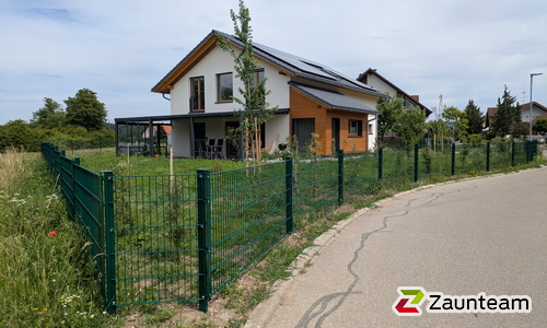 Doppelstabmatten schwer vorverzinkt und grün beschichtet mit Pfosten 60 x 40 mit Abdeckleisten einbetoniert wurde in Lauchringen von Zaunteam Granacher, Lauchringen im Jahr 2026 erstellt.