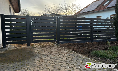 Modern Aluzaun einbetoniert wurde in Aken (Elbe) von Zaunteam Fläming, Coswig im Jahr 2025 erstellt.