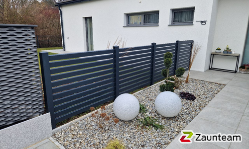 Alu Varioprofil Rechteck mit Aluminiumpfosten vierkant 85 x 85 mm in Aussparung wurde in Aschbach von Zaunteam Haunschmid, Ardagger im Jahr 2025 erstellt.