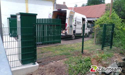 Doppelstabmatten schwer vorverzinkt und grün beschichtet mit Pfosten Vario einbetoniert wurde in Neudau von Zaunteam Oststeiermark, Grafendorf bei Hartberg im Jahr 2026 erstellt.
