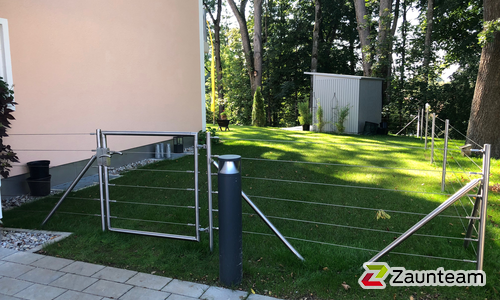 Drahtseilzaun mit Edelstahlpfosten einbetoniert wurde in Bad Aibling von Zaunteam Chiemgau, Teisendorf  im Jahr 2018 erstellt.