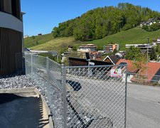 Diagonalgeflecht verzinkt mit Rohrpfosten verzinkt einbetoniert wurde in Herisau von Zaunteam Appenzellerland, Wasserauen im Jahr 2025 erstellt.