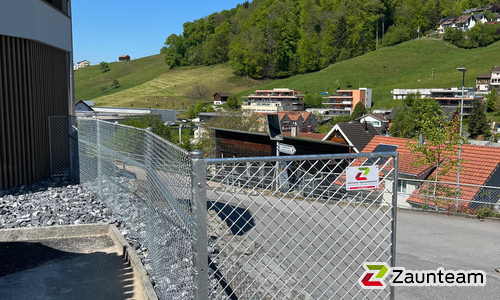 Diagonalgeflecht verzinkt mit Rohrpfosten verzinkt einbetoniert wurde in Herisau von Zaunteam Appenzellerland, Wasserauen im Jahr 2025 erstellt.