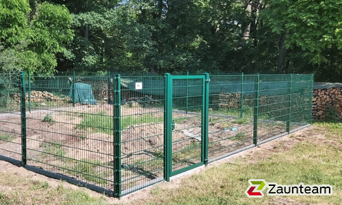 Doppelstabmatten leicht vorverzinkt und anthrazit beschichtet mit Pfosten 60 x 40 mit Abdeckleisten einbetoniert wurde in Dessau-Rosslau von Zaunteam Fläming, Coswig im Jahr 2021 erstellt.