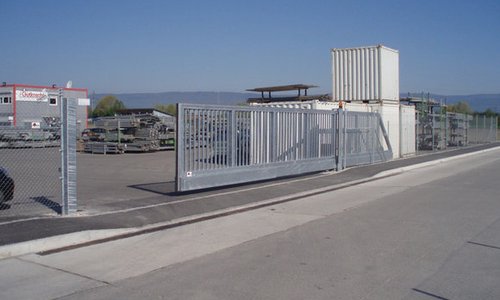 Industrieschiebetor / Industrieschiebetor wurde in Sugiez von Zaunteam Spahni AG, Laupen BE im Jahr 2008 erstellt.