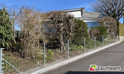 Knotengitter schwer mit Rohrpfosten verzinkt einbetoniert wurde in Teufen von Zaunteam Appenzellerland, Wasserauen im Jahr 2025 erstellt.