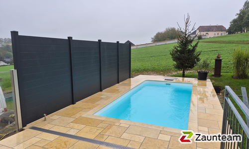 Alu Varioprofil glatt mit Aluminiumpfosten vierkant 85 x 85 mm in Ausparung wurde in Euratsfeld von Zaunteam Haunschmid, Ardagger im Jahr 2025 erstellt.