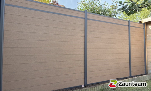 System WPC Sichtschutz, Classic mit Alupfosten einbetoniert wurde in Merseburg von Zaunteam Halle, Halle im Jahr 2025 erstellt.