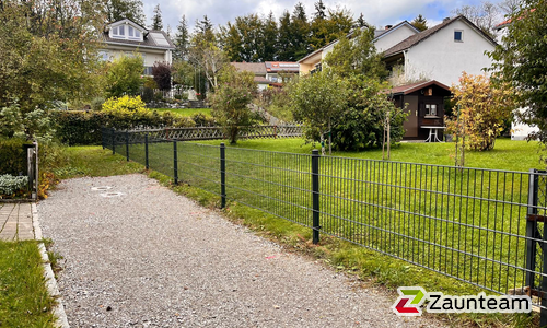 Doppelstabmatten schwer feuerverzinkt und anthrazit beschichtet mit Pfosten 60 x 40 mit Bügel einbetoniert wurde in Immenstadt von Zaunteam Allgäu, Bad Hindelang - Unterjoch im Jahr 2024 erstellt.