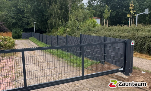 Schiebetor Aluminium wurde in Fredenbeck von Zaunteam Stade-Geestland, Horneburg im Jahr 2026 erstellt.