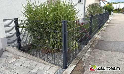 Doppelstabmatten schwer feuerverzinkt und anthrazit beschichtet mit Pfosten 60 x 40 mit Abdeckleisten einbetoniert wurde in Heilsbronn von Zaunteam Nürnberg, Rohr-Gustenfelden im Jahr 2025 erstellt.