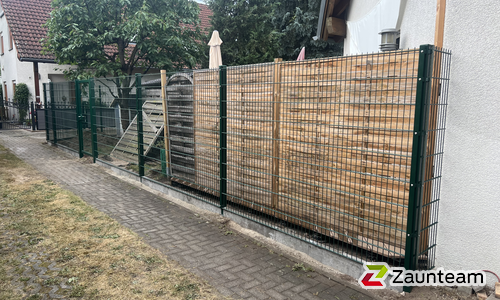 Doppelstabmatten leicht feuerverzinkt und grün beschichtet mit Pfosten 60 x 40 mit Abdeckleisten einbetoniert wurde in Berlin Karow von Zaunteam Bernau, Bernau im Jahr 2026 erstellt.