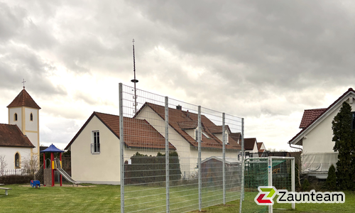 Ballfang Doppelstab mit Pfosten verzinkt und Abdeckleisten wurde in Aichach von Zaunteam Schwaben-Nord, Todtenweis im Jahr 2024 erstellt.