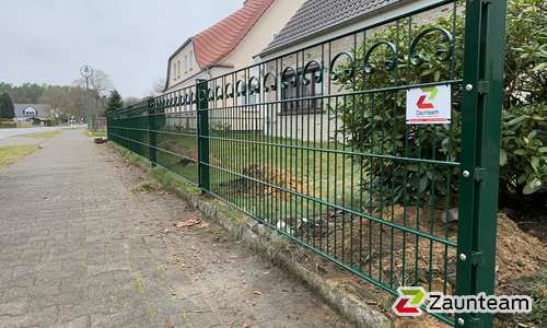 Decorzaun Milano mit Decorzaun Pfosten einbetoniert wurde in Mönkebude von Zaunteam Pasewalk, Pasewalk im Jahr 2025 erstellt.