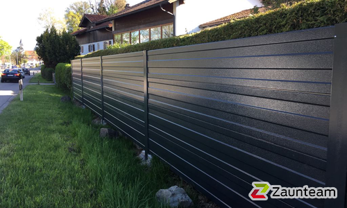 Schallschutzzaun aus Aluminium wurde in Blaichach von Zaunteam Allgäu, Bad Hindelang - Unterjoch im Jahr 2017 erstellt.
