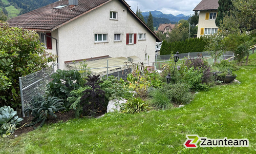 Diagonalgeflecht verzinkt mit Rohrpfosten verzinkt in Aussparung (CH) wurde in Ebnat-Kappel von Zaunteam Toggenburg, Ebnat-Kappel im Jahr 2025 erstellt.
