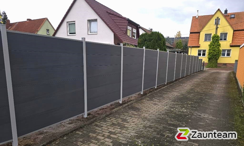 System WPC Sichtschutz, Platinum XL mit Alupfosten einbetoniert wurde in Halle von Zaunteam Halle, Halle im Jahr 2025 erstellt.