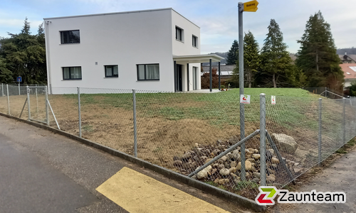 Diagonalgeflecht verzinkt mit Rohrpfosten verzinkt einbetoniert wurde in Erlinsbach von Zaunteam Aargau AG, Egliswil im Jahr 2021 erstellt.