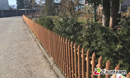 Palisaden mit T-Stahlpfosten verzinkt einbetoniert wurde in Dottikon von Zaunteam Aargau AG, Egliswil im Jahr 2021 erstellt.