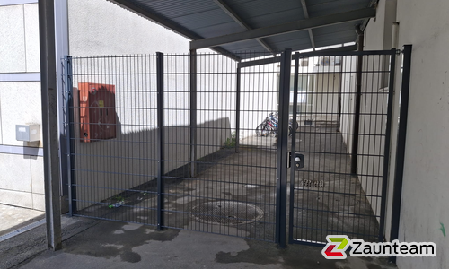 Doppelstabmatten schwer feuerverzinkt und anthrazit beschichtet mit Pfosten 60 x 40 mit Abdeckleisten einbetoniert wurde in Visp von Zaunteam Wallis, Niedergesteln im Jahr 2026 erstellt.