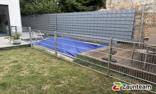 Doppelstabmatten schwer verzinkt mit Pfosten 40x60 verzinkt mit Abdeckleisten einbetoniert wurde in Gründau Rothenbergen von Zaunteam Main-Kinzig, Langenselbold im Jahr 2025 erstellt.