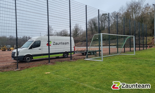 Ballfang Doppelstab mit Pfosten anthrazit und Abdeckleisten wurde in Schiffweiler von Zaunteam Saar-Pfalz, Bruchmühlbach-Miesau im Jahr 2026 erstellt.