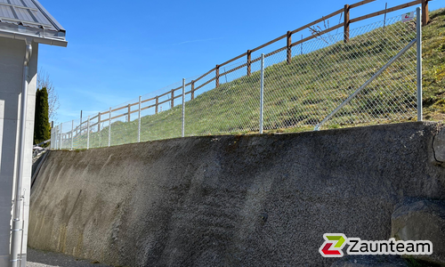 Diagonalgeflecht verzinkt mit Rohrpfosten verzinkt einbetoniert wurde in Grub AR von Zaunteam Appenzellerland, Wasserauen im Jahr 2025 erstellt.
