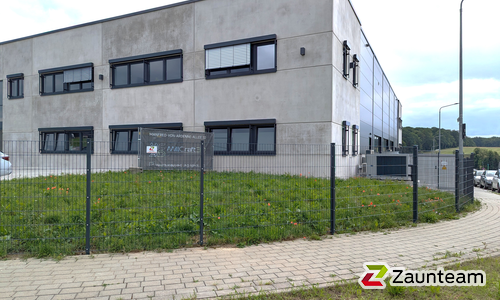 Doppelstabmatten leicht feuerverzinkt und anthrazit beschichtet mit Pfosten 60 x 40 mit Abdeckleisten einbetoniert wurde in Backnang von Zaunteam Schwäbisch Hall, Schwäbisch Hall im Jahr 2024 erstellt.