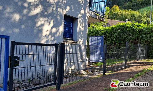 Doppelstabmatten schwer feuerverzinkt und anthrazit beschichtet mit Pfosten 60 x 40 mit Abdeckleisten einbetoniert wurde in Werdenberg von Zaunteam Werdenberg, Werdenberg im Jahr 2025 erstellt.