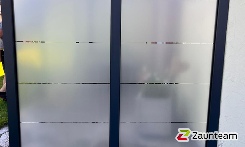 Glas Sichtschutz mit vierkant Aluminium-Nutpfosten einbetoniert wurde in Nesselwang von Zaunteam Allgäu, Bad Hindelang - Unterjoch im Jahr 2025 erstellt.