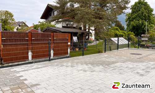 Doppelstabmatten schwer feuerverzinkt und anthrazit beschichtet mit Pfosten 60 x 40 mit Abdeckleisten mit Fussplatte wurde in Burgberg von Zaunteam Allgäu, Bad Hindelang - Unterjoch im Jahr 2025 erstellt.