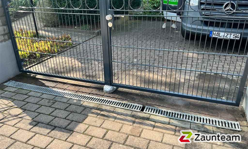 Deko-Doppelstabmatten Tor 2-flüglig wurde in Zöberitz von Zaunteam Halle, Halle im Jahr 2024 erstellt.