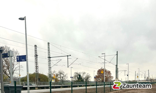Doppelstabmatten leicht vorverzinkt und grün beschichtet mit Pfosten Vario mit Fussplatte wurde in Bissendorf von Zaunteam Osnabrücker Land, Belm im Jahr 2023 erstellt.