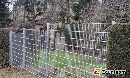 Doppelstabmatten schwer verzinkt mit Pfosten 40x60 verzinkt mit Abdeckleisten einbetoniert wurde in Bühl von Zaunteam Baden-Baden, Baden-Baden im Jahr 2026 erstellt.