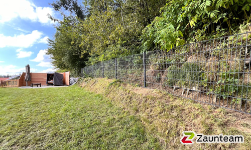 Doppelstabmatten schwer feuerverzinkt und anthrazit beschichtet mit Pfosten 60 x 40 mit Bügel einbetoniert wurde in Gestratz von Zaunteam Allgäu, Bad Hindelang - Unterjoch im Jahr 2024 erstellt.